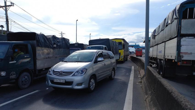 Ô tô khách lao vào dải phân cách trên đường dẫn cao tốc TP.HCM - Trung Lương - 2