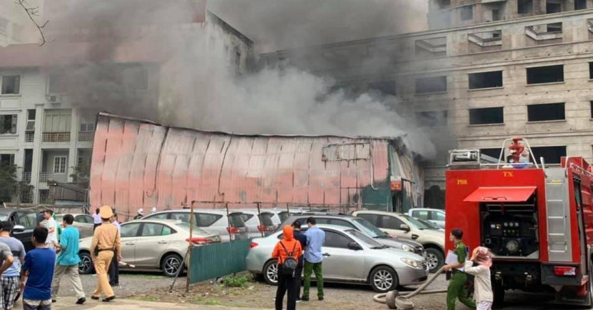 Cháy xưởng in trên phố Định Công, loạt xe tiền tỷ hối hả bỏ chạy