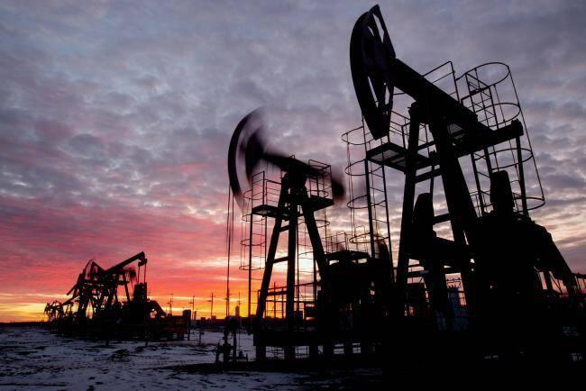 Giá dầu thế giới lao dốc đột ngột, chuyên gia nhận định ra sao? - 1