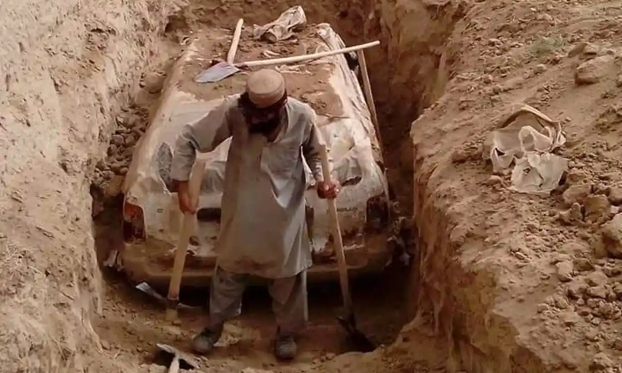 Khai quật ô tô chôn dưới đất suốt 20 năm của thủ lĩnh sáng lập, Taliban giải thích - 1