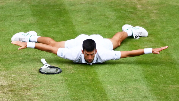 Sững sờ Wimbledon: Djokovic và &#34;cú xoạc&#34; như người ngoài hành tinh - 1