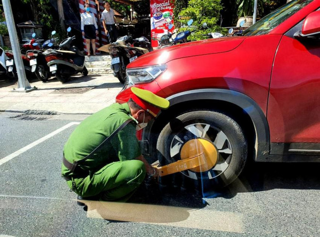 Công an TP Nha Trang nói về việc khóa bánh xe ô tô vi phạm - 1