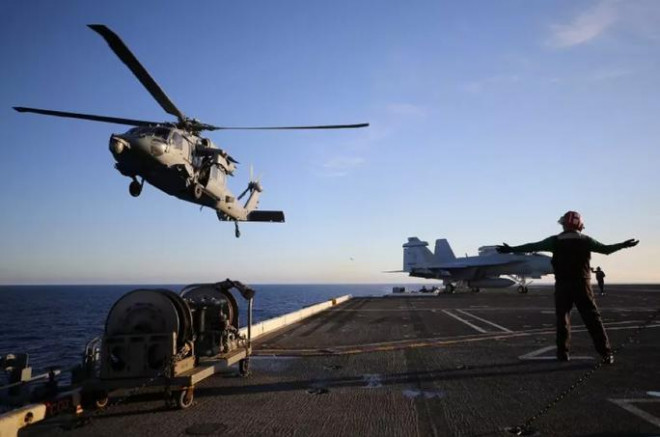 Hải quân Mỹ gặp sự cố hy hữu: Trực thăng đánh rơi 5 tên lửa xuống biển - 1