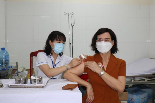 Phó Chủ tịch UBND tỉnh Bình Phước tiêm vắc-xin mũi 4 - 1