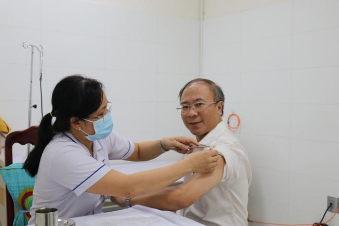 Phó Chủ tịch UBND tỉnh Bình Phước tiêm vắc-xin mũi 4 - 2