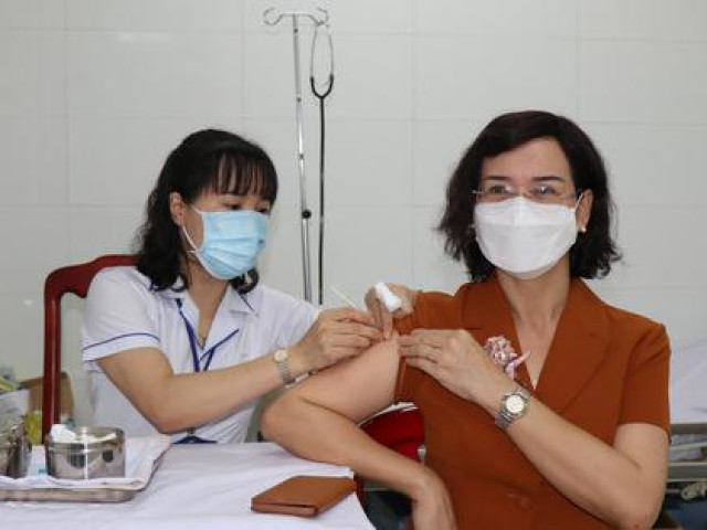 Phó Chủ tịch UBND tỉnh Bình Phước tiêm vắc-xin mũi 4