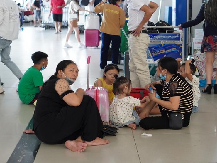 Hà Nội: Biển người chen chân trong sân bay, uể oải chờ đợi hàng tiếng đồng hồ