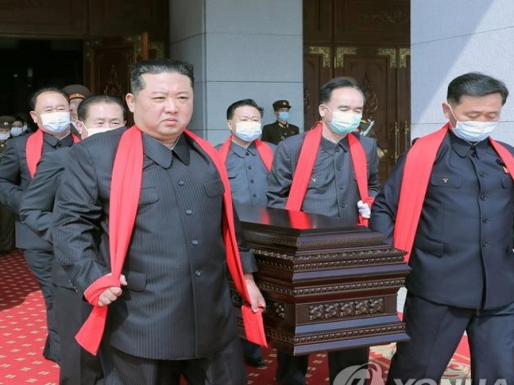 Ông Kim Jong Un khiêng quan tài, thả đất xuống mộ tiễn biệt nguyên soái Triều Tiên