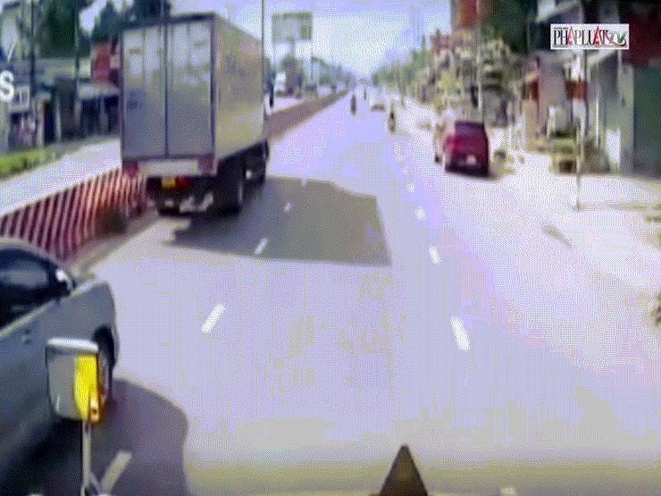 Camera ghi cảnh 2 thanh niên chạy ngược chiều tông vào xe container thương vong