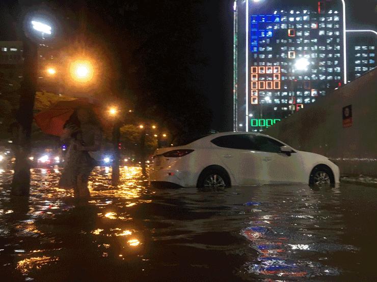 ハノイは雨が降り、通りは洪水に見舞われ、人々は家に帰るのに苦労しています