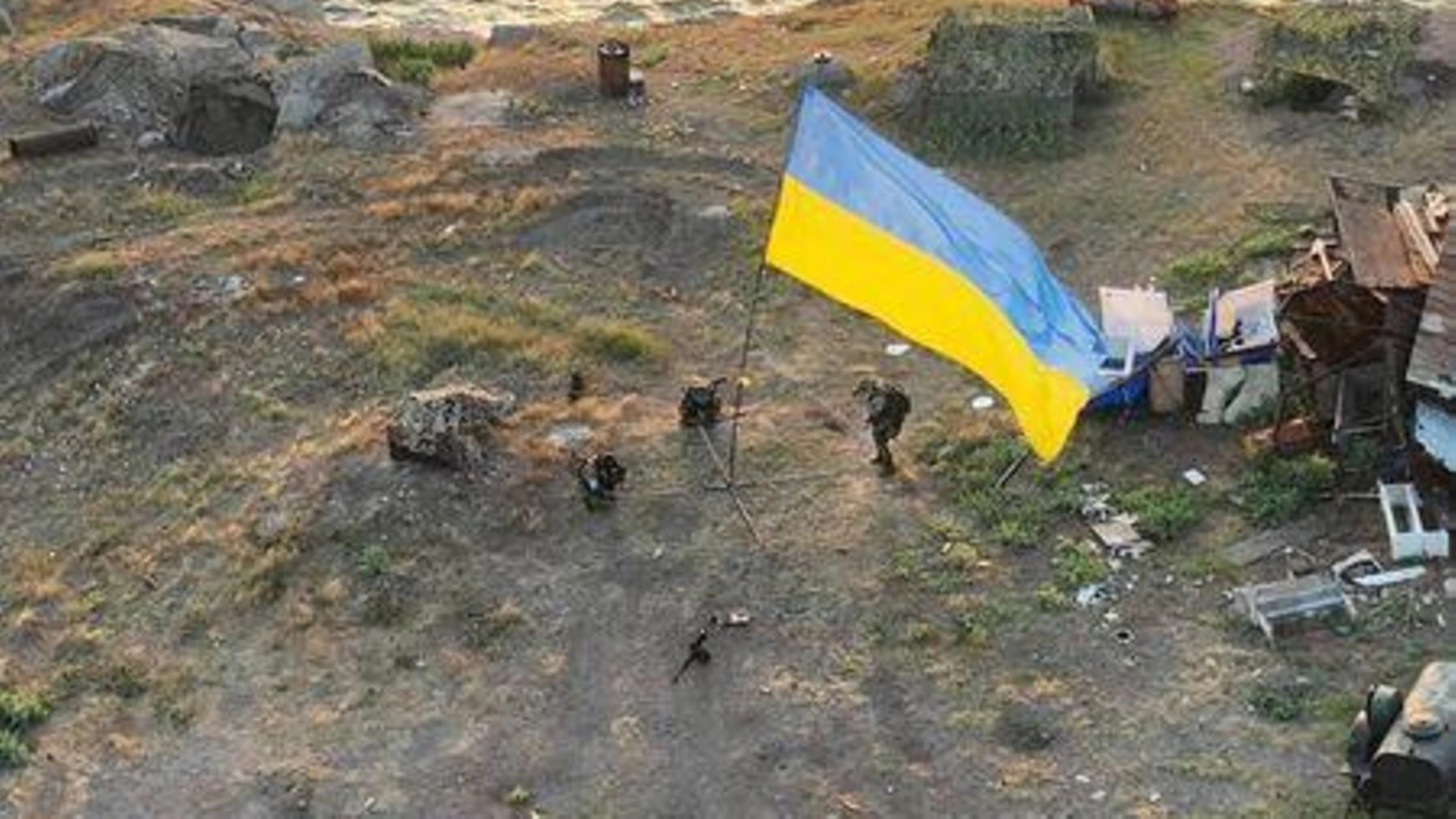 Binh sĩ Ukraine vừa giương cờ trên đảo Rắn, Nga nã ngay 2 tên lửa - 1