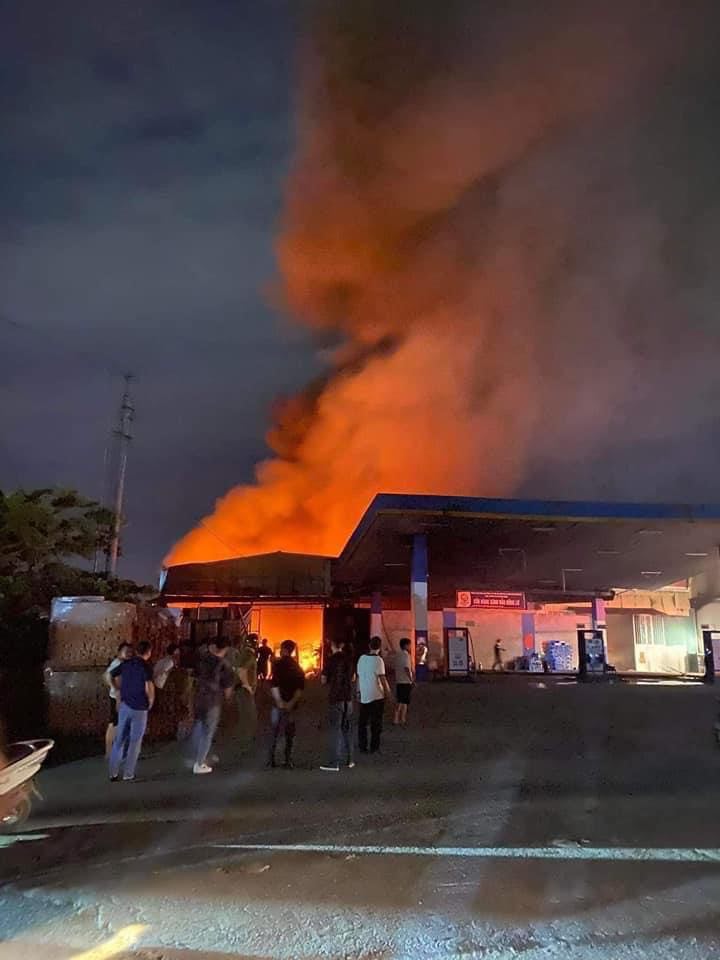 Cháy lớn tại nhà xưởng cạnh cây xăng ở Hà Nội - 1