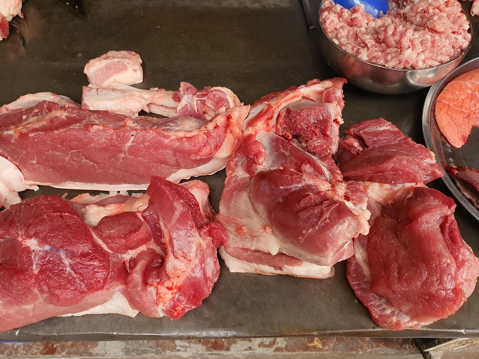 Thịt lợn, thịt gà tăng giá chóng mặt: Người mua than trời, người bán nghỉ chợ - 1