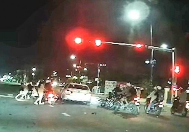Dừng đèn đỏ, hàng chục xe máy bị ô tô tông từ phía sau - 1