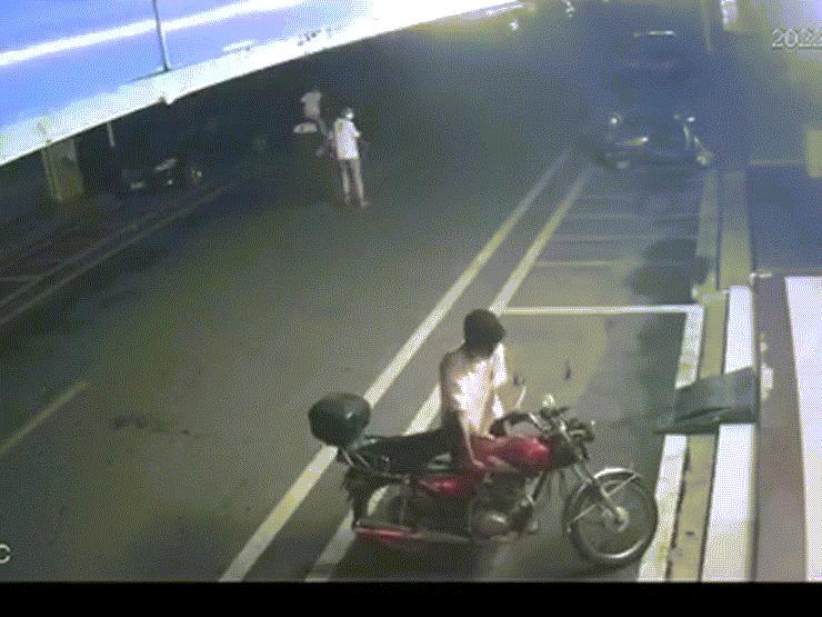 Rình mò quanh chiếc xe máy, nam thanh niên trộm đi một bộ phận khiến dân tình ngã ngửa