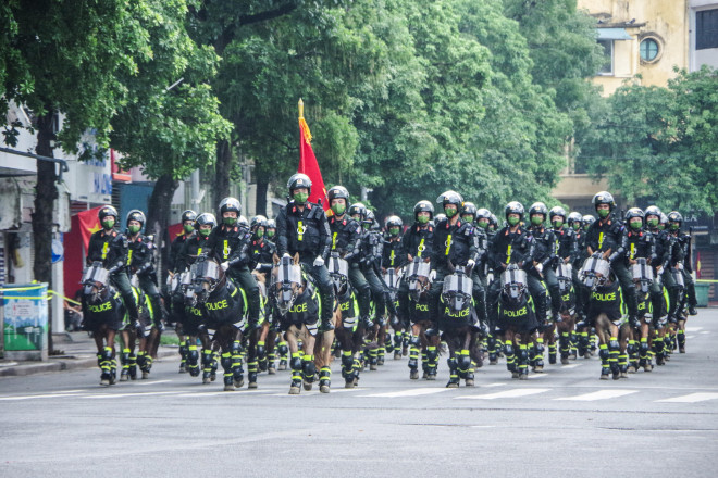 Xem Cảnh sát cơ động kỵ binh diễu hành dũng mãnh và thân thiện ở phố đi bộ hồ Gươm - 3