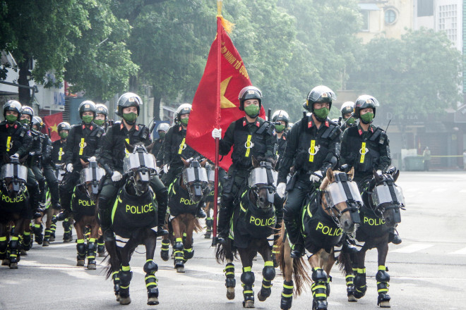 Xem Cảnh sát cơ động kỵ binh diễu hành dũng mãnh và thân thiện ở phố đi bộ hồ Gươm - 5