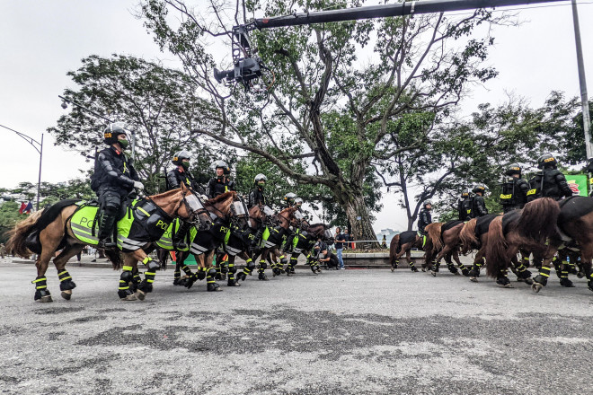 Xem Cảnh sát cơ động kỵ binh diễu hành dũng mãnh và thân thiện ở phố đi bộ hồ Gươm - 6