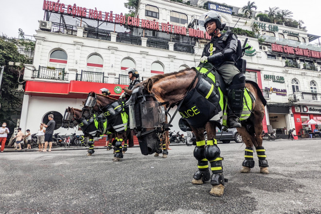Xem Cảnh sát cơ động kỵ binh diễu hành dũng mãnh và thân thiện ở phố đi bộ hồ Gươm - 8