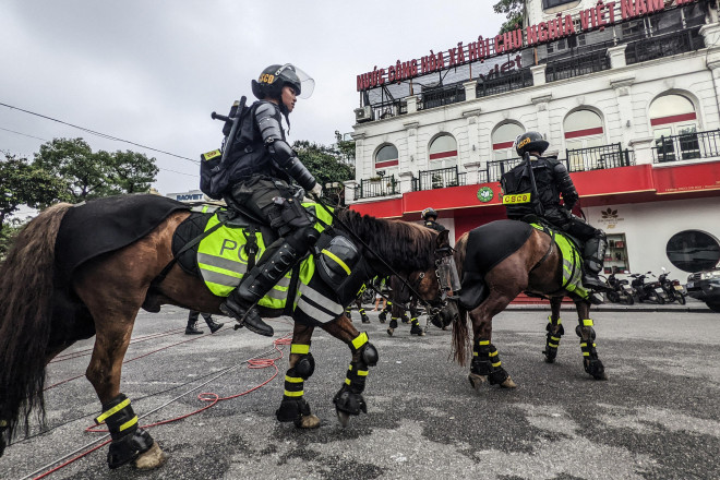 Xem Cảnh sát cơ động kỵ binh diễu hành dũng mãnh và thân thiện ở phố đi bộ hồ Gươm - 10