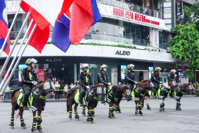 Xem Cảnh sát cơ động kỵ binh diễu hành dũng mãnh và thân thiện ở phố đi bộ hồ Gươm - 11