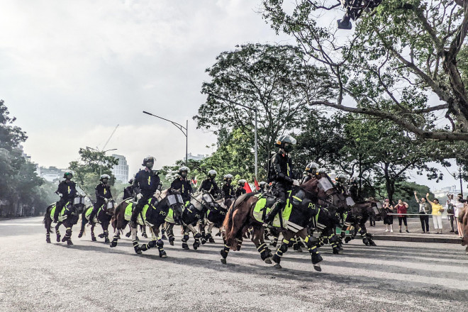 Xem Cảnh sát cơ động kỵ binh diễu hành dũng mãnh và thân thiện ở phố đi bộ hồ Gươm - 12