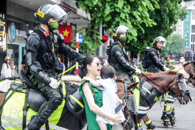 Xem Cảnh sát cơ động kỵ binh diễu hành dũng mãnh và thân thiện ở phố đi bộ hồ Gươm - 17