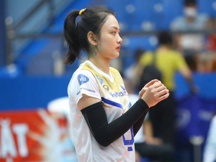 Miss Volleyball Thu Hoai is sick and still plays, helping the home team reach the quarterfinals