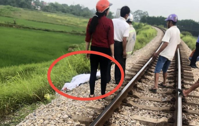 3 nữ sinh lên đường sắt chụp ảnh, 1 em bị tàu tông tử vong - 1