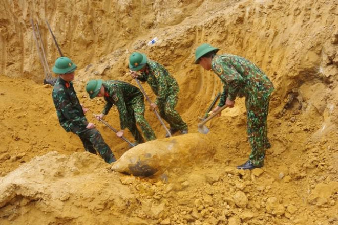 Phát hiện quả bom &#34;khủng&#34; nguyên ngòi nổ cạnh đường ray tàu hỏa ở Quảng Bình - 1