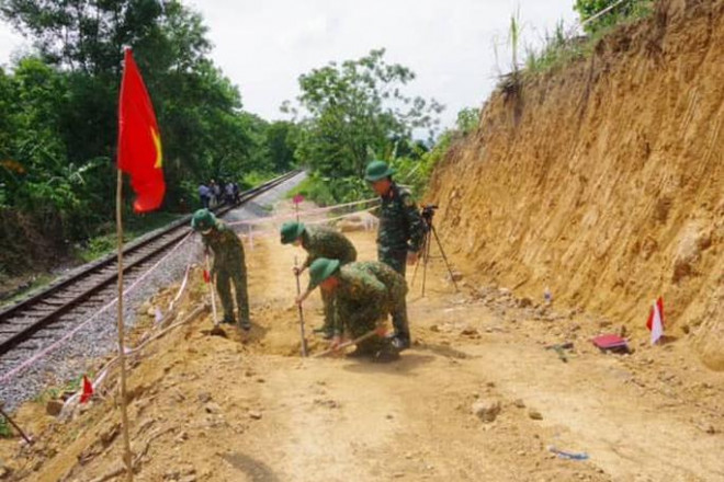 Phát hiện quả bom &#34;khủng&#34; nguyên ngòi nổ cạnh đường ray tàu hỏa ở Quảng Bình - 2