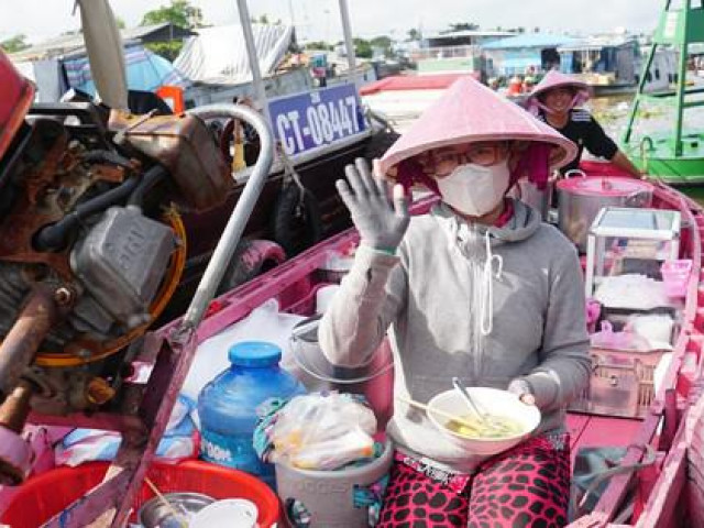 Độc đáo ghe bún riêu màu hồng nổi bật giữa chợ nổi miền Tây