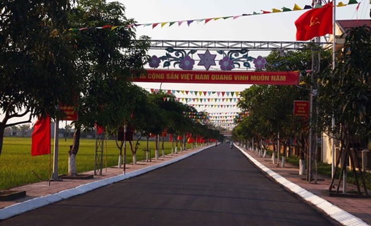 Những con đường khang trang được xây dựng tại Tượng Sơn góp phần tạo nên bộ mặt mới cho vùng quê này.
