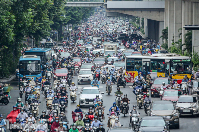 Đường phố Hà Nội tắc &#39;không lối thoát&#39; sau cơn mưa tầm tã - 2