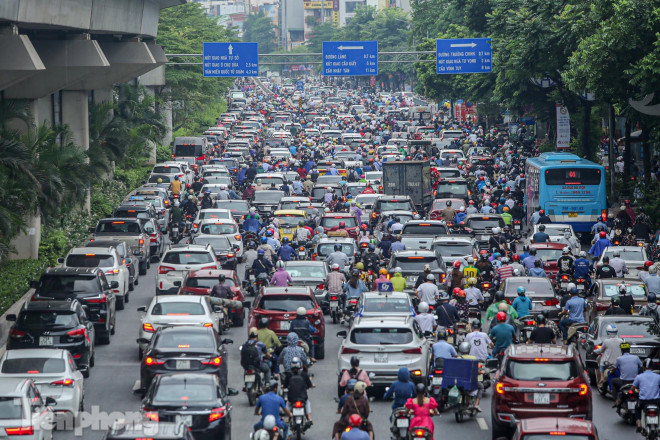 Đường phố Hà Nội tắc &#39;không lối thoát&#39; sau cơn mưa tầm tã - 1