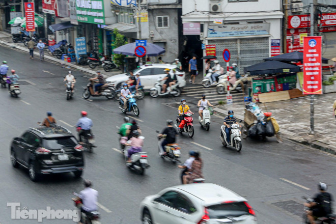 Đường phố Hà Nội tắc &#39;không lối thoát&#39; sau cơn mưa tầm tã - 5