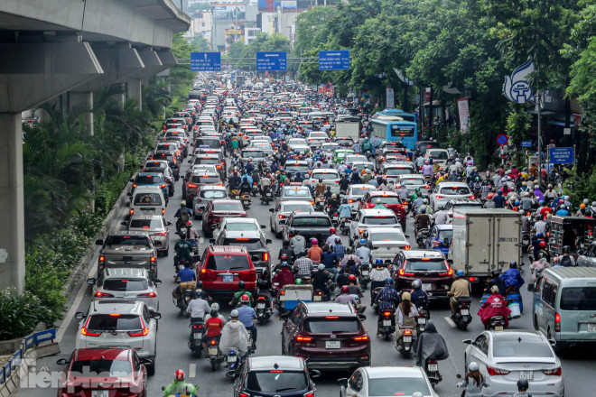 Đường phố Hà Nội tắc &#39;không lối thoát&#39; sau cơn mưa tầm tã - 3