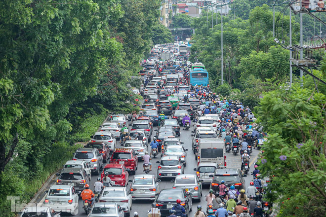 Đường phố Hà Nội tắc &#39;không lối thoát&#39; sau cơn mưa tầm tã - 7