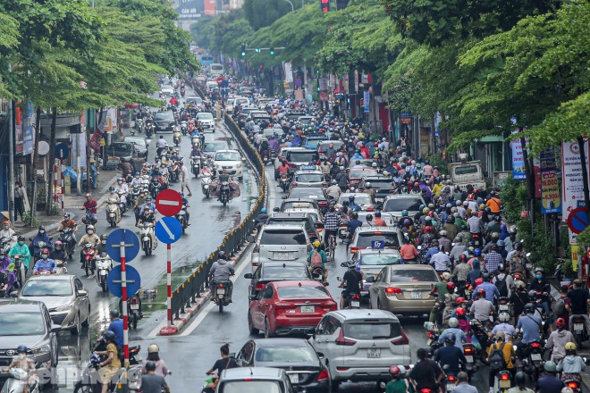 Đường phố Hà Nội tắc &#39;không lối thoát&#39; sau cơn mưa tầm tã - 11