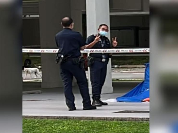 Sĩ quan có cử chỉ ”lạ” gần tử thi, cảnh sát Singapore phải xin lỗi