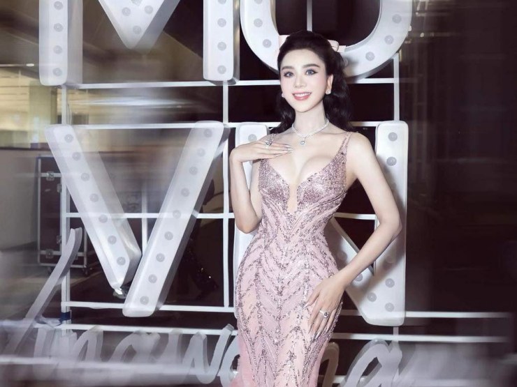 Đụng hàng 1 chiếc váy, ”búp bê” 45 tuổi Lâm Khánh Chi lấn át hoa hậu trẻ Đỗ Hà?