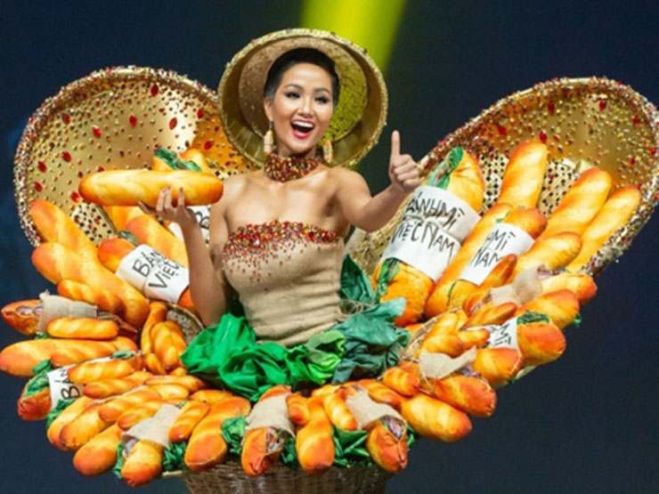 Người đẹp Việt mang trên mình bánh tét, bánh mỳ, cà phê... thi sắc đẹp quốc tế