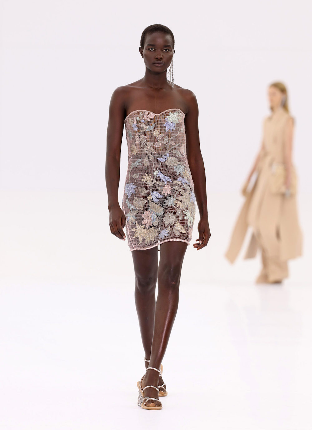 Fendi Haute Couture Thu Đông 2022: Xa xỉ, lộng lẫy và đẹp tuyệt mỹ - 1