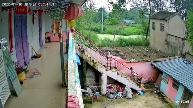 Phát hiện cháu trai bị giật điện trên cầu thang, bà nội có phản ứng tức thì giải cứu thành công - 1