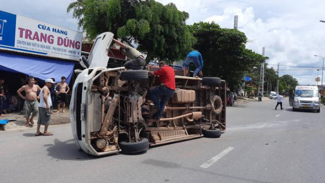 Xe khách chở 14 người Lào bị lật ở Quảng Trị - 3