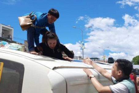 Xe khách chở 14 người Lào bị lật ở Quảng Trị