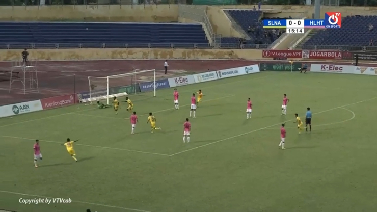 Video bóng đá SLNA - Hà Tĩnh: Phủ đầu hiệu quả, đánh chiếm ngôi đầu (V-League) - 1
