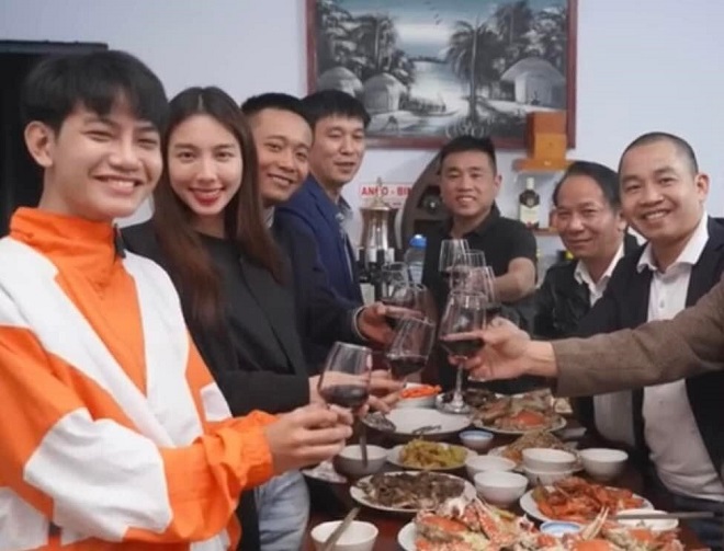 Quang Linh Vlog lộ ảnh báo hỷ với Thùy Tiên ở Châu Phi: Sự thật bất ngờ - 1