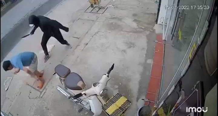 HN: Người đàn ông bị "ninja" chém gây thương tích kinh hoàng trên phố - 1