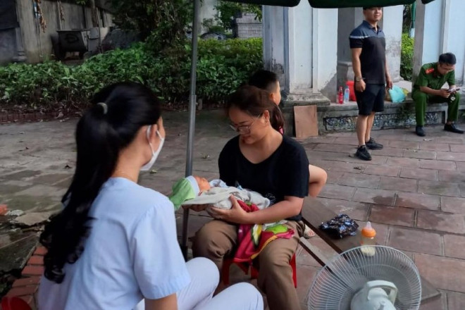 Hai người bịt mặt đi xe máy, bỏ rơi đứa trẻ sơ sinh ở cổng đền Hồng Sơn - 2